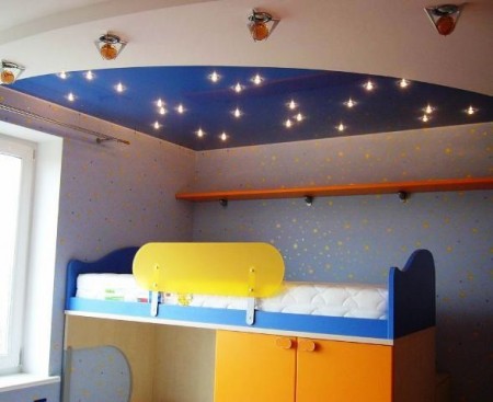 Установка натяжных потолков в детских комнатах: о чем следует помнить?