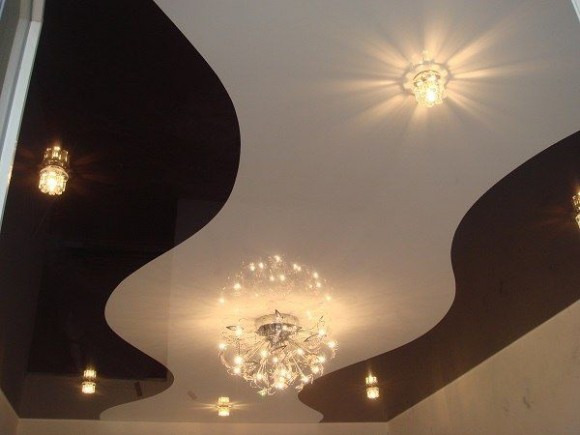 Натяжные потолки двух цветов: комбинированные подвесные конструкции
