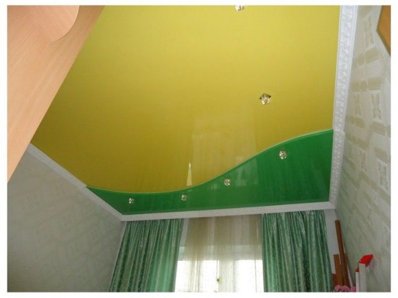 Натяжные потолки двух цветов: комбинированные подвесные конструкции