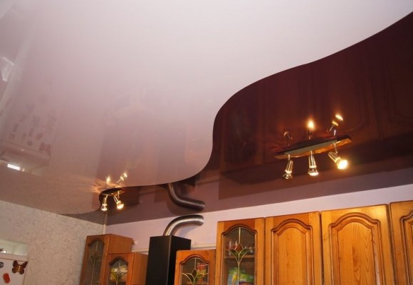 Натяжные потолки двух цветов: комбинированные подвесные конструкцииb