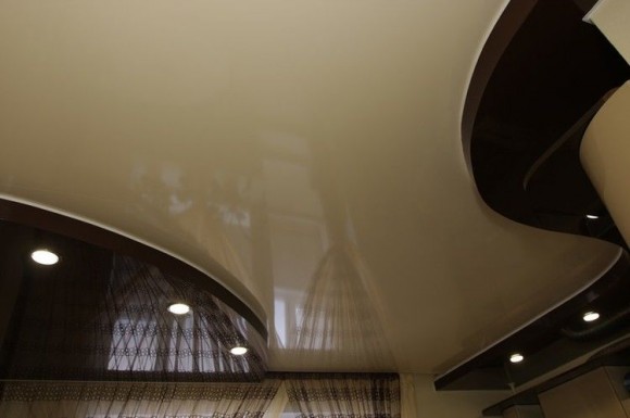 Двухуровневые натяжные потолки: их применение в интерьере